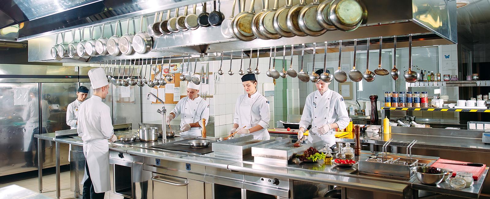 Coaching: gut organisierte Betriebsküchen bringen viele Vorteile bigstock-Modern-Kitchen-Cooks-316111795-davit85